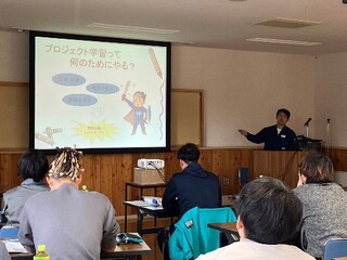 プロジェクト学習について説明する普及職員