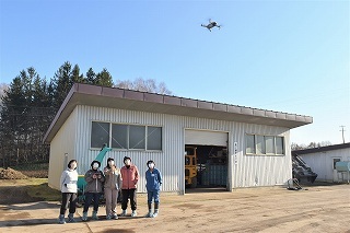 天候に恵まれた中、ドローンの操縦を体験しました