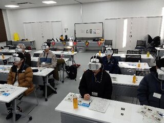 VRゴーグルでトラクタと刈払機の事故を体験