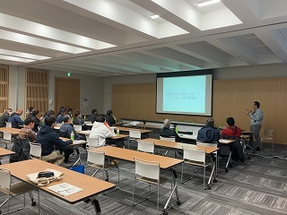 資料説明を行う普及センター職員