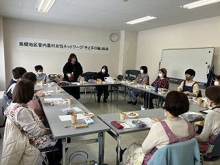 会員が講師となり、リース作りを行いました