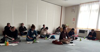熱心に説明を聞く農業者