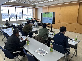 赤系金時「秋晴れ」の品種特性を説明する石垣普及職員