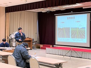 藤江普及職員が豆類の栽培技術を説明