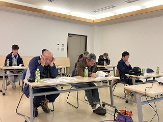 真剣に講話に聞き入る農業者